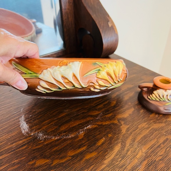 Roseville basin and candle sticks - Picture 4 of 11